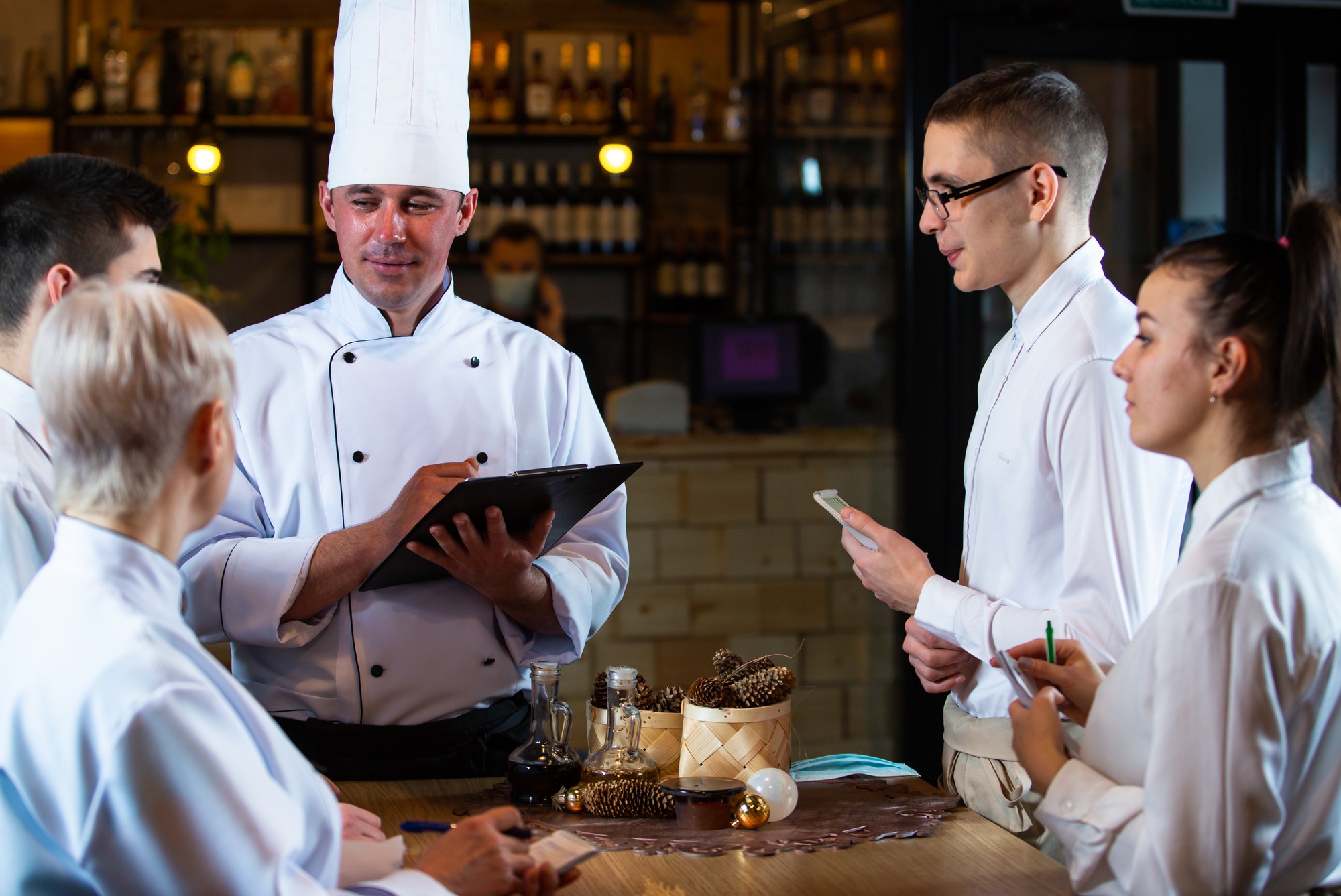 Zespół degustujący kompozycję menu